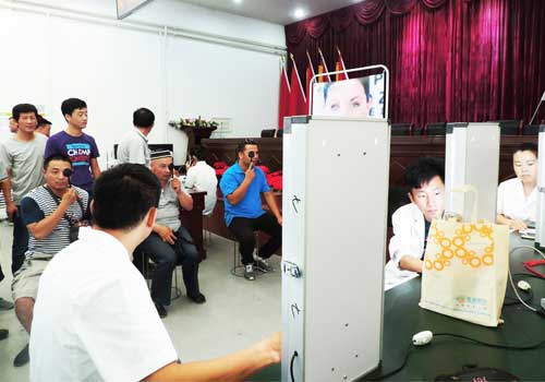 我市公交出租车携手普瑞眼科为千名司机检查眼睛