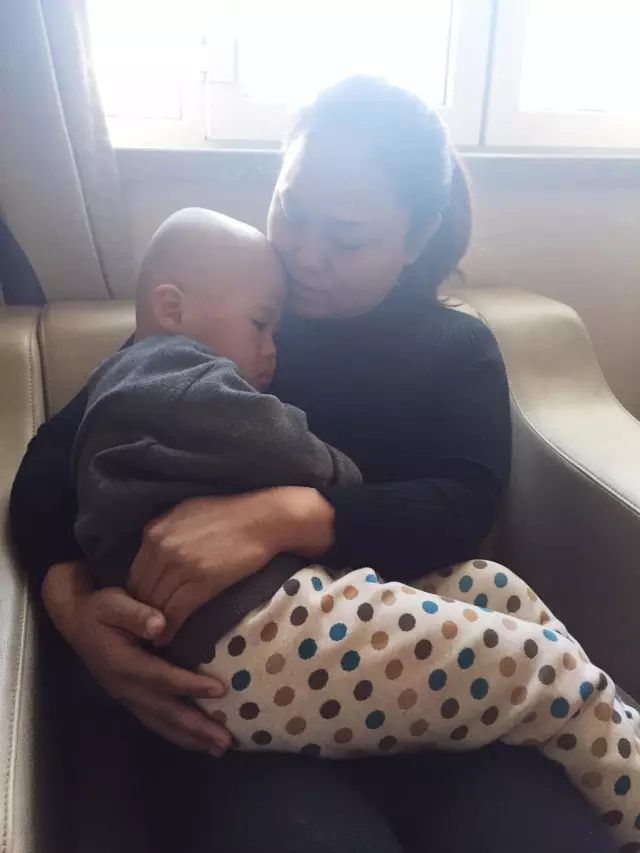3岁唐氏综合症男孩罹患先天性白内障，人工晶体植入