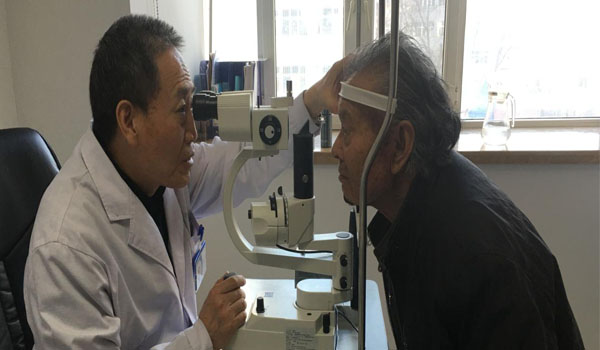 米东区78岁“三无” 白内障老人在普瑞眼科重获光明