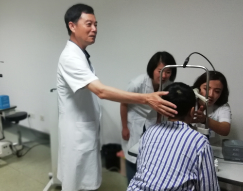 52岁智力障碍白内障患者实施手术，术后一家人开心流泪