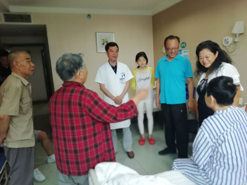 52岁智力障碍白内障患者实施手术，术后一家人开心流泪