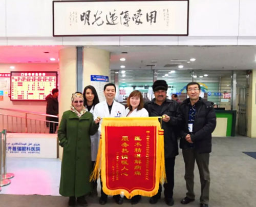 白内障患者重获光明送锦旗，医护人员热情服务暖人心