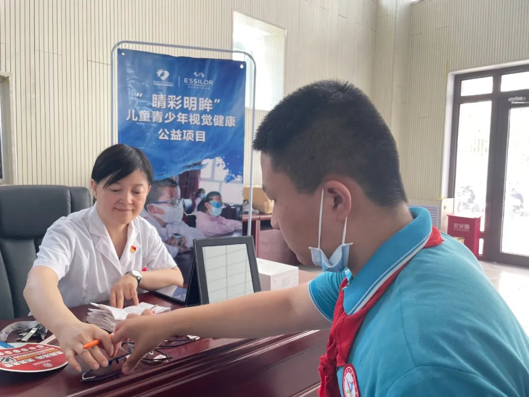 “睛彩明眸”儿童青少年视觉健康公益项目走进哈密